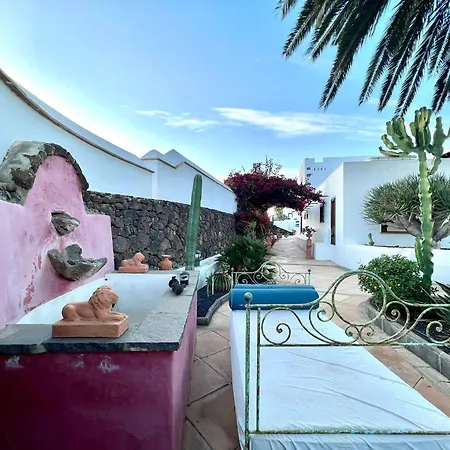 Double With Terrace Or Balcony, Wifi, Breakfast Included And Volcano View شقة